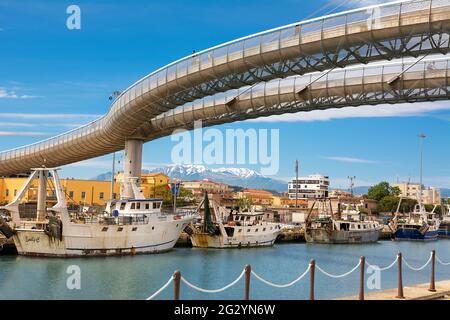 Pescara, Italien - 22. Mai 2021: Ponte del Mare (Meeresbrücke) und Boote ankerten im Hafen im Kanal des Flusses Pescara und der Majella-Berge Stockfoto