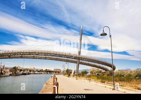 Pescara, Italien - 22. Mai 2021: Ponte del Mare (Meeresbrücke) und Hafen im Kanal des Flusses Pescara Stockfoto