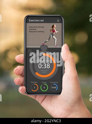 Frau mit Fitness-Anwendung auf dem Mobiltelefon, Traiding im Freien Stockfoto