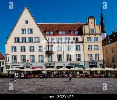 Tallinn, Estland -- 23. Juli 2019. Ein Foto eines Stadtplatzes in Tallinn, der Hauptstadt Estlands, umgeben von Geschäften, Cafés und Restaurants. Stockfoto