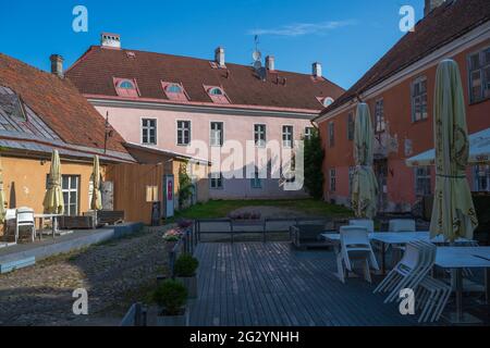 Tallinn, Estland -- 23. Juli 2019. Foto des Außenbereichs eines kleinen Restaurants in Tallinn, Estland. Stockfoto