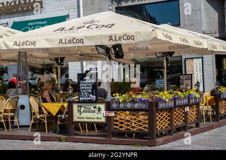 Tallinn, Estland -- 23. Juli 2019. Ein Foto von Menschen, die an einem Sommertag in einem Restaurant in Tallinn, Estonaia, im Freien speisen. Stockfoto