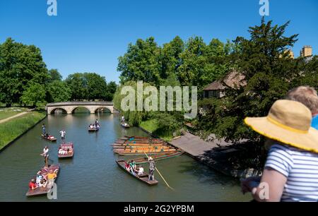 Die Leute genießen Punt-Touren entlang des Flusses Cam in Cambridge. Bilddatum: Sonntag, 13. Juni 2021. Stockfoto