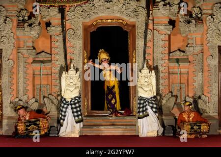 Eine weibliche Performerin des Legong-Tanzes in Ubud, Bali, Indonesien Stockfoto