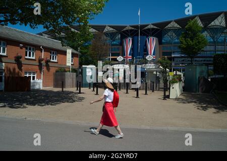 Ascot, Bergen, Großbritannien. Juni 2021. Die Vorbereitungen für das weltberühmte Royal Ascot-Rennen laufen bereits. Rennsportfans freuen sich, in diesem Jahr wieder nach Royal Ascot zurückkehren zu können, doch aufgrund der anhaltenden Covid-19-Sperrbeschränkungen ist die Anzahl der Gäste auf 12,000 Gäste pro Tag beschränkt. Rennfahrer werden auch aufgefordert, einen negativen Covid-19-Test zu erstellen. Quelle: Maureen McLean/Alamy Live News Stockfoto