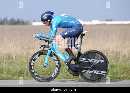 Der Spanier Jorge Arcas (Movistar Team) wurde während des Einzelzeitfahrens in Aktion gesehen, wo er die 123. Etappe mit 1'36' Rückstand auf den Sieger beendete. Er belegte den 34. Platz in der Gesamtwertung.das 79. Radrennen Paris-Nizza 2021 fand vom 07. Bis 14. März 2021 statt. Die dritte Etappe bestand aus einem 14.4 km langen Einzelzeitfahren rund um die Stadt Gien und fand am 09. März 2021 statt.Etappensieger ist der Schweizer Stefan Bissegger vom Team EF Nippo. Gesamtsieger des Rennens ist Maximilian Schachmann (Team Bora-Hansgrohe). (Foto von Laurent Coust/SOPA Images/Sipa U Stockfoto