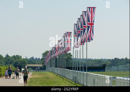 Ascot, Bergen, Großbritannien. Juni 2021. Die Vorbereitungen für das weltberühmte Royal Ascot-Rennen laufen bereits. Rennsportfans freuen sich, in diesem Jahr wieder nach Royal Ascot zurückkehren zu können, doch aufgrund der anhaltenden Covid-19-Sperrbeschränkungen ist die Anzahl der Gäste auf 12,000 Gäste pro Tag beschränkt. Rennfahrer werden auch aufgefordert, einen negativen Covid-19-Test zu erstellen. Quelle: Maureen McLean/Alamy Live News Stockfoto