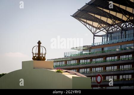 Ascot, Bergen, Großbritannien. Juni 2021. Der siegreiche Posten. Die Vorbereitungen für das weltberühmte Royal Ascot-Rennen laufen bereits. Rennsportfans freuen sich, in diesem Jahr wieder nach Royal Ascot zurückkehren zu können, doch aufgrund der anhaltenden Covid-19-Sperrbeschränkungen ist die Anzahl der Gäste auf 12,000 Gäste pro Tag beschränkt. Rennfahrer werden auch aufgefordert, einen negativen Covid-19-Test zu erstellen. Quelle: Maureen McLean/Alamy Live News Stockfoto