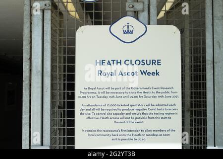 Ascot, Bergen, Großbritannien. Juni 2021. Covid-19-Meldungen auf der Ascot Racecourse. Die Vorbereitungen für das weltberühmte Royal Ascot-Rennen laufen bereits. Rennsportfans freuen sich, in diesem Jahr wieder nach Royal Ascot zurückkehren zu können, doch aufgrund der anhaltenden Covid-19-Sperrbeschränkungen ist die Anzahl der Gäste auf 12,000 Gäste pro Tag beschränkt. Rennfahrer werden auch aufgefordert, einen negativen Covid-19-Test zu erstellen. Quelle: Maureen McLean/Alamy Live News Stockfoto