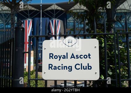 Ascot, Bergen, Großbritannien. Juni 2021. Die Vorbereitungen für das weltberühmte Royal Ascot-Rennen laufen bereits. Rennsportfans freuen sich, in diesem Jahr wieder nach Royal Ascot zurückkehren zu können, doch aufgrund der anhaltenden Covid-19-Sperrbeschränkungen ist die Anzahl der Gäste auf 12,000 Gäste pro Tag beschränkt. Rennfahrer werden auch aufgefordert, einen negativen Covid-19-Test zu erstellen. Quelle: Maureen McLean/Alamy Live News Stockfoto