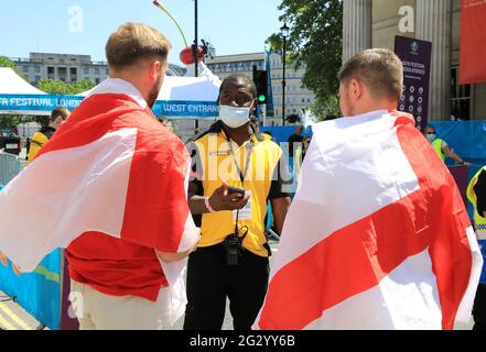 Exklusiver Zugang der Schlüsselarbeiter - NHS-Mitarbeiter, Polizei und Transportarbeiter - zur Euros Fan Zone am Trafalgar Square für das erste England-Spiel in London, Großbritannien Stockfoto