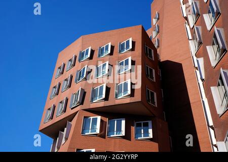 Ein vom Stararchitekten Frank O. Gehry entworfenes Gebäude im Neuen Zollhof, Medienhafen / Media Harbour in Düsseldorf. Stockfoto