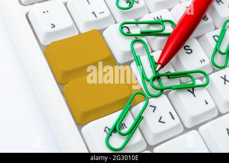 Neues Tippspiel-Konzept Erstellen, Problemlösungen Für Abstrakte Typisierung, Internetchatten Browsing-Aktivitäten, Menschen Weltweit Verbinden, Lernen Stockfoto