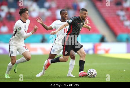 Der Kroatische Mateo Kovacic (rechts) in Aktion mit dem englischen Raheem Sterling (Mitte) und dem Mason Mount während des UEFA Euro 2020 Gruppe D Spiels im Wembley Stadium, London. Bilddatum: Sonntag, 13. Juni 2021. Stockfoto