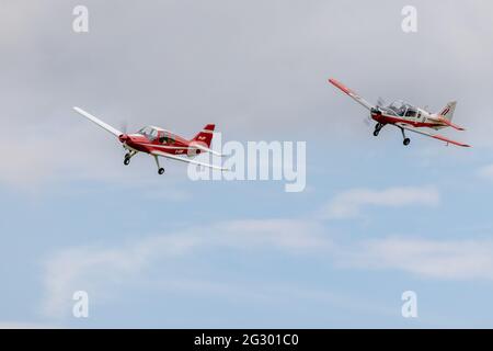 Beagle Pup (G-AVDF) und Scottish Aviation Bulldog T1 (XX522) werden auf der Airshow des Shuttleworth Flying Festival of Britain am 6. Juni 2021 in die Luft geflogen Stockfoto