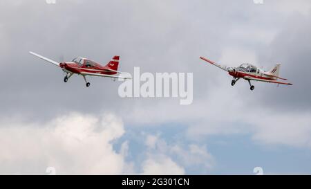 Beagle Pup (G-AVDF) und Scottish Aviation Bulldog T1 (XX522) werden auf der Airshow des Shuttleworth Flying Festival of Britain am 6. Juni 2021 in die Luft geflogen Stockfoto