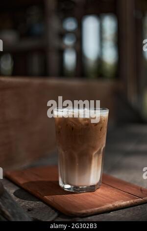 iced Latte Kaffee in einem Glas mit kalter Milch. Stockfoto