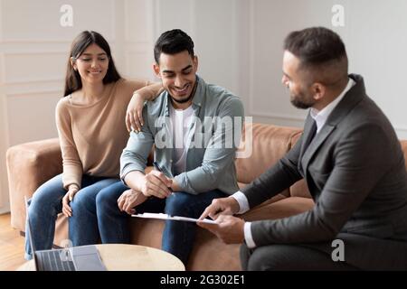 Immobilienmakler Zeigt Käufer Vertrag, Mann Unterzeichnung Stockfoto