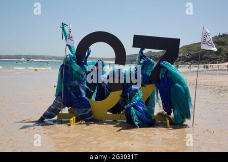 St Ives, Großbritannien. Juni 2021. Am letzten Tag des G7-Gipfels, als der Klimawandel die Agenda dominierte, protestieren die blau getupften Ocean Rebels der Extinction Rebellion am Strand in St. Ives, Cornwall. Kredit: Sarah Peters/Alamy Live Nachrichten Stockfoto