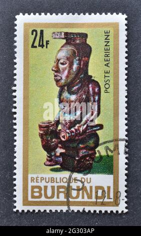 Abgesagte Briefmarke gedruckt von Burundi, die Skulptur von König Kata-Mbula zeigt, um 1967. Stockfoto