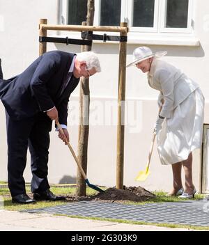 13. Juni 2021, Dänemark, Sønderborg: Bundespräsident Frank-Walter Steinmeier und Königin Margrethe II. Pflanzen symbolisch eine deutsche Eiche vor dem Deutschen Museum Nord-Schleswig in Sønderborg (Sonderburg). Bundespräsident Steinmeier und seine Frau sind anlässlich des 100. Jahrestages der Grenzziehung zwischen Deutschland und Dänemark im Jahr 1920 zu einem zweitägigen Besuch in Dänemark. Die Feierlichkeiten mussten 2020 aus Corona-Gründen verschoben werden und werden nun wieder gutgemacht. Foto: Bernd von Jutrczenka/dpa Stockfoto