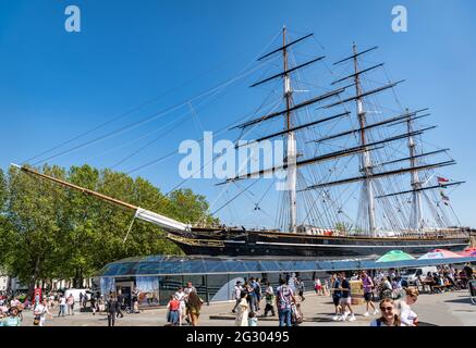 Menschenmassen rund um den Cutty Sark, Tea Clipper in Greenwich, London, Großbritannien Stockfoto