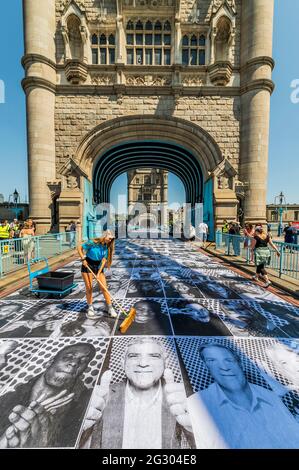 London, Großbritannien. 13 Juni 2021. Sadiq Khan (als sein Druck auf der Brücke mit Willaim Russell, Oberbürgermeister von London) besucht die Tower Bridge, die mit mehr als 3,000 Schwarz-Weiß-Portraitfotos anlässlich der UEFA EURO 2020 Fußball-Europameisterschaft geklebt wird. Kredit: Guy Bell/Alamy Live Nachrichten Stockfoto