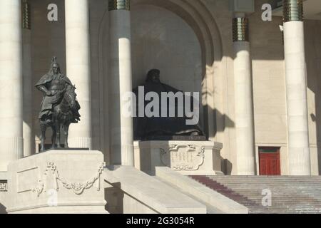 Chingis Khaan mit seinen General Bo'orchu Statuen vor dem mongolischen Regierungsgebäude, dem Sukhbaatar-Platz, Ulaanbaatar, Mongolei Stockfoto