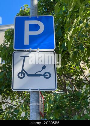 Elektroroller Ladestation, Elektromobilität in der Stadt. Info-Schild für Ladestation. Stockfoto