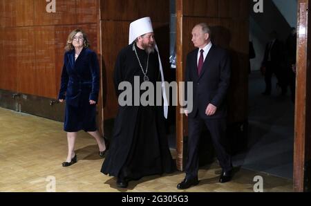 Moskau, Russland. Juni 2021. Der russische Präsident Wladimir Putin bei einer Führung durch die Ausstellung der Staatlichen Tretjakow-Galerie, die den Russlandtag am 12. Juni 2021 in Moskau, Russland, feiert. Von links nach rechts stehen die Direktorin der Tretjakow-Galerie Zelfira Tregulova, der russische Präsident Wladimir Putin und der Metropolit von Pskow und Porkhov Tichon Schewkunov. Quelle: Planetpix/Alamy Live News Stockfoto