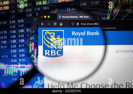 Logo der RBC Royal Bank auf einer Website mit verschwommenen Börsenentwicklungen im Hintergrund, die auf einem Computerbildschirm durch eine Lupe gesehen werden Stockfoto