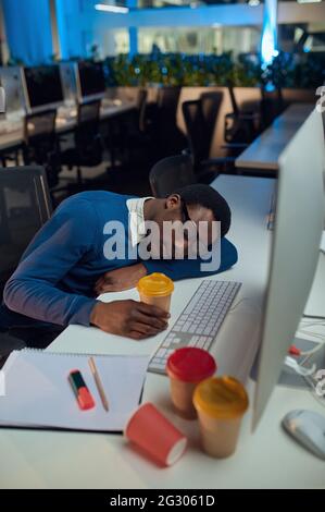 Manager schläft am Tisch, Nachtbüro Lifestyle Stockfoto