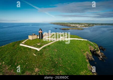 Der Ballycotton Lighthouse in der Grafschaft Cork ist einer von nur zwei schwarzen Leuchttürmen in Irland Stockfoto