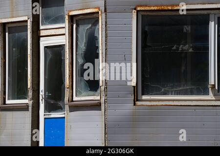 Kaputte Fenster in einem verlassenen Laden. Das Konzept von Vandalismus oder Frustration. Stockfoto