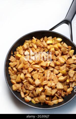 Apfel Füllen in einer Pfanne isoliert auf weißem Hintergrund. Direkt darüber. Zutaten für den Kuchen. Stockfoto