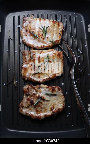 Scheiben gegrilltes Fleisch mit Kräutern. Direkt darüber. Stockfoto