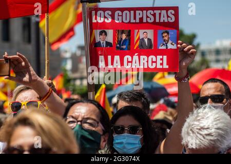 Madrid, Spanien. Juni 2021. Demonstranten, die Plakate und spanische Flaggen bei einer Demonstration gegen die möglichen Begnadigung der katalanischen Gefangenen durch die spanische Regierung tragen, die für den als „Prozess“ bekannten Fall verurteilt wurden. Mitglieder der Volkspartei (PP), Bürger (Cs) und der rechtsextremen Partei VOX nahmen an der von der Plattform Union 78 einberufene Demonstration Teil, bei der sich laut offiziellen Angaben 25,000 Personen auf dem Colon-Platz versammelten, um zu protestieren und den Rücktritt des spanischen Präsidenten Pedro Sanchez zu fordern. Quelle: Marcos del Mazo/Alamy Live News Stockfoto