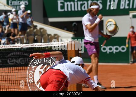 Paris, Fra. Juni 2021. Paris, Roland Garros, Tag der offenen Tür 15 13/06/2021 Novak Djokovic (SRB) fällt während des Mens-Finalmatches Credit: Roger Parker/Alamy Live News Stockfoto