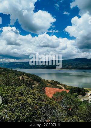 Eine erstaunliche Landschaft des kolumbianischen Stausees Tomine in der Stadt Guatavita Stockfoto