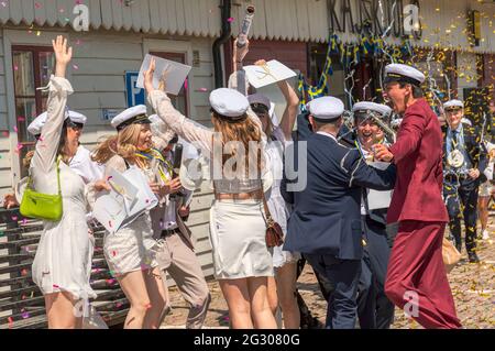 Göteborg, Schweden. Juni 4 2021: Abschlussschüler feiern Schulende Stockfoto