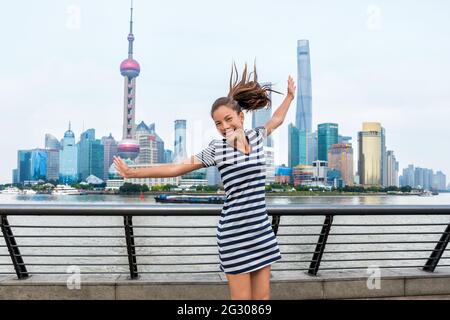 Glückliche asiatische Frau mit Spaß - Shanghai City China Stockfoto