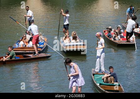 Die Leute genießen Punt-Touren entlang des Flusses Cam in Cambridge. Bilddatum: Sonntag, 13. Juni 2021. Stockfoto