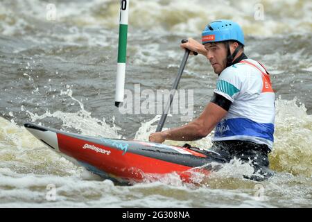 11. Juni 2021, Prag, Tschechische Republik: LUKAS ROHAN aus der Tschechischen Republik im Einsatz während der Männer-C1 beim Kanuslalom-Weltcup 2021 am Troja-Wasserkanal in Prag, Tschechische Republik. (Bild: © Slavek Ruta/ZUMA Wire) Stockfoto