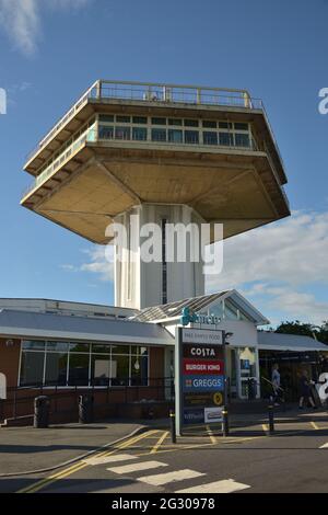 Der Pennine Tower in Forton Services an der Autobahn M6, in der Nähe von Lancaster, England, Vereinigtes Königreich. Stockfoto