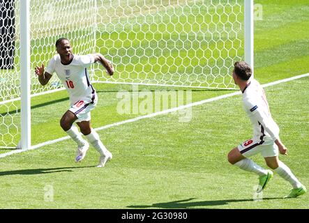 Der englische Raheem Sterling (links) feiert das erste Tor seiner Mannschaft mit Mannschaftskollegen Mason Mount während des UEFA Euro 2020 Gruppe D Spiels im Wembley Stadium, London. Bilddatum: Sonntag, 13. Juni 2021. Stockfoto