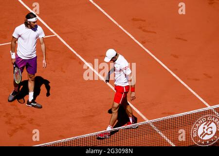 Paris, Frankreich. Juni 2021. Novak Djokovic aus Serbien und Stefanos Tsitsipas aus Griechenland beim French Open Grand Slam Tennisturnier 2021 in Roland Garros, Paris, Frankreich. Frank Molter/Alamy Live Nachrichten Stockfoto