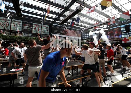 Fans feiern Englands erstes Tor des Spiels, das Raheem Sterling (nicht abgebildet) im BOXPARK in Croydon erzielte, während sie das UEFA Euro 2020 Gruppe D-Spiel zwischen England und Kroatien im Wembley Stadium beobachten. Bilddatum: Sonntag, 13. Juni 2021. Stockfoto