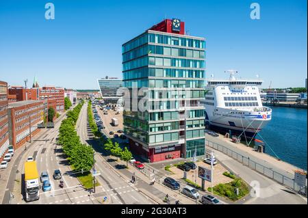 Das Gebäude der Hafenverwaltung Hafen Kiel an der Kaistraße neben dem Schwedenkai. Am Kai hat gerade die aus Göteborg kommende Stena Scandinavica fe Stockfoto