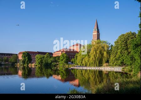 Im Zentrum Kiels die Parkanlage Hiroshimapark mit dem Teich 'kleiner Kiel', dem Alten Rathaus und dem Opernhaus im Morgenlicht Stockfoto