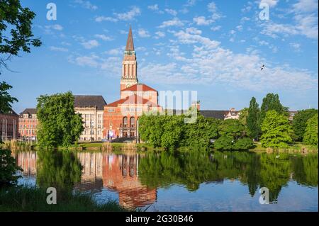 Im Zentrum Kiels die Parkanlage Hiroshimapark mit dem Teich 'kleiner Kiel', dem Alten Rathaus und dem Opernhaus im Morgenlicht Stockfoto